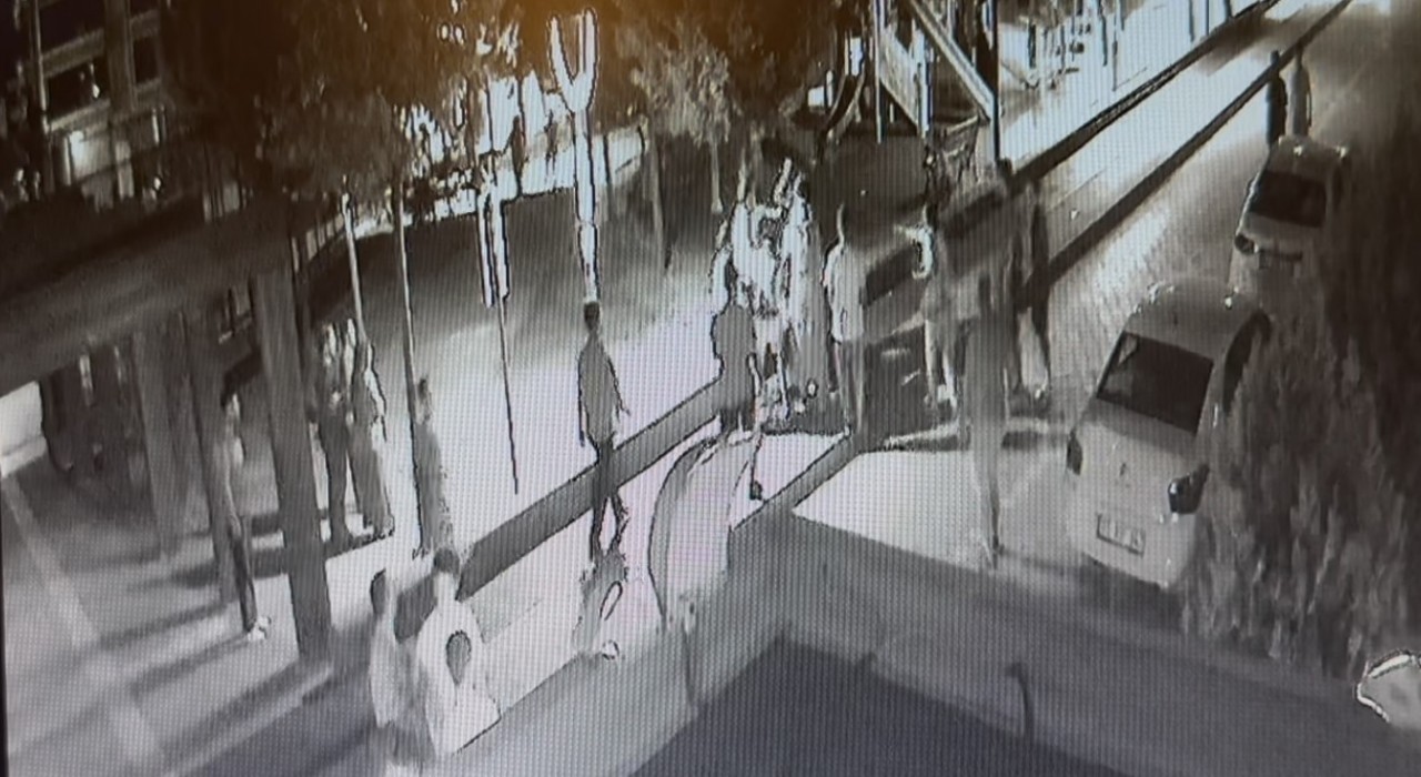 Samsunda daire satışı nedeniyle çıkan tekme ve sopalı kavga güvenlik kamerasında