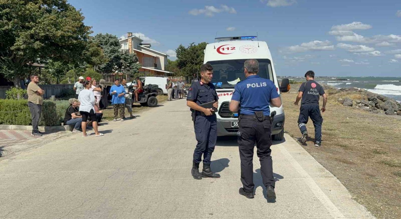 Samsunda denizde boğulma tehlikesi geçiren yaşlı adam hastanelik oldu