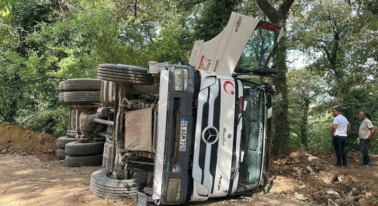 Samsunda hafriyat kamyonu devrildi: 1 yaralı