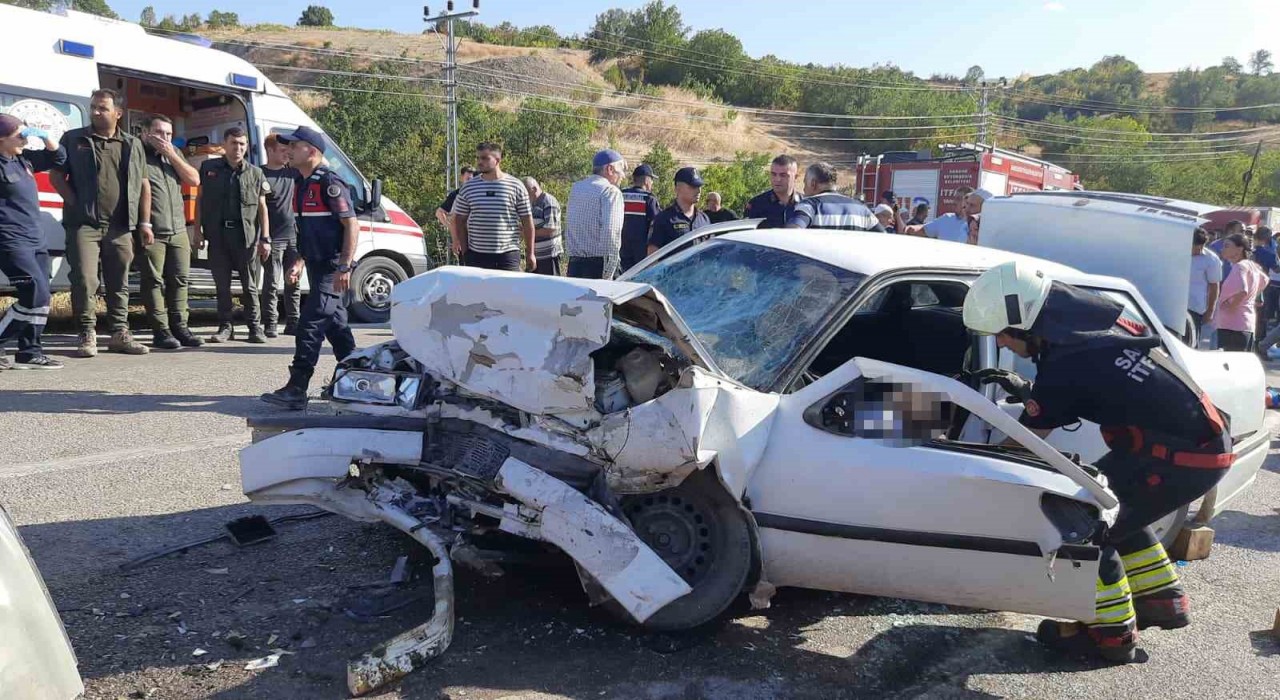 Samsunda iki araç kafa kafaya çarpıştı: 1 ölü, 10 yaralı