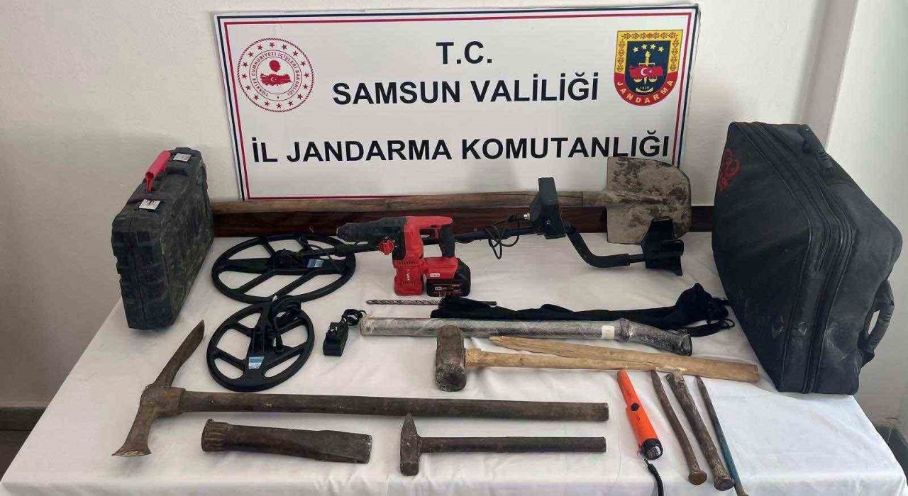 Samsunda kaçak kazı yapan 3 kişi jandarmaya yakalandı
