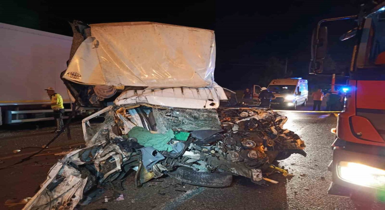 Samsunda kamyonet park halindeki tıra çarptı: 1 ölü, 1 yaralı