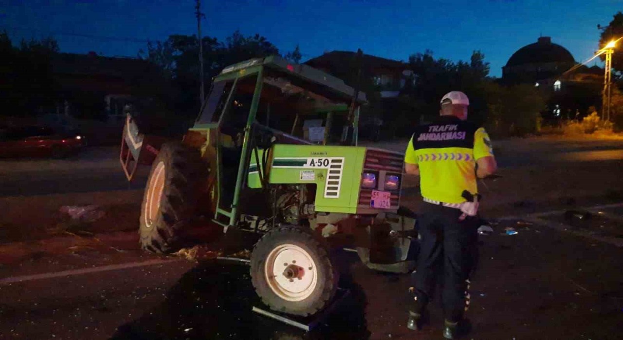 Samsunda otomobil ile traktör çarpıştı: 3 yaralı