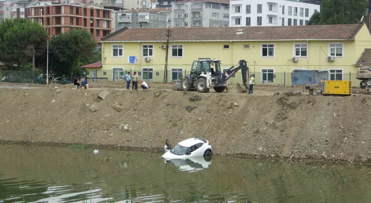 Samsunda SUV araç ırmağa düştü, 3 kişi ölümden döndü