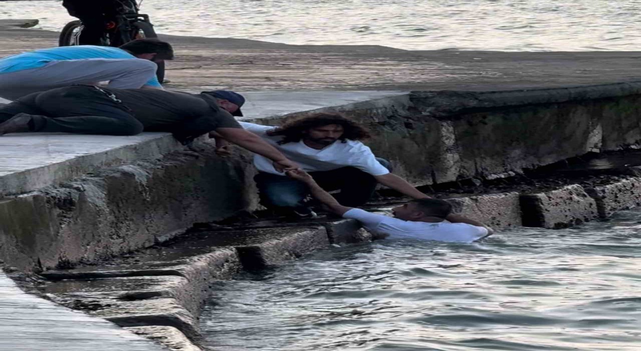 Samsunda taşkınlık yapan şahıs polisten kaçarken denize atladı