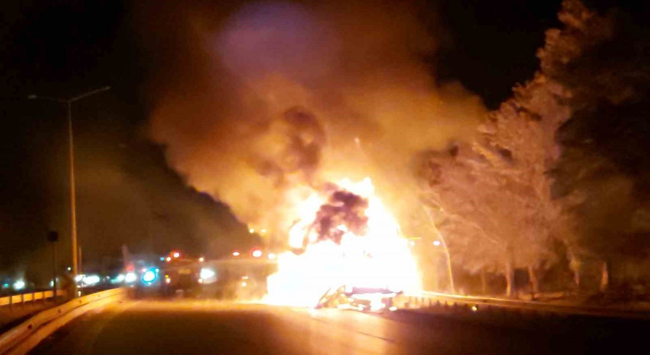 Samsunda tiner yüklü tır alev alev yanıyor