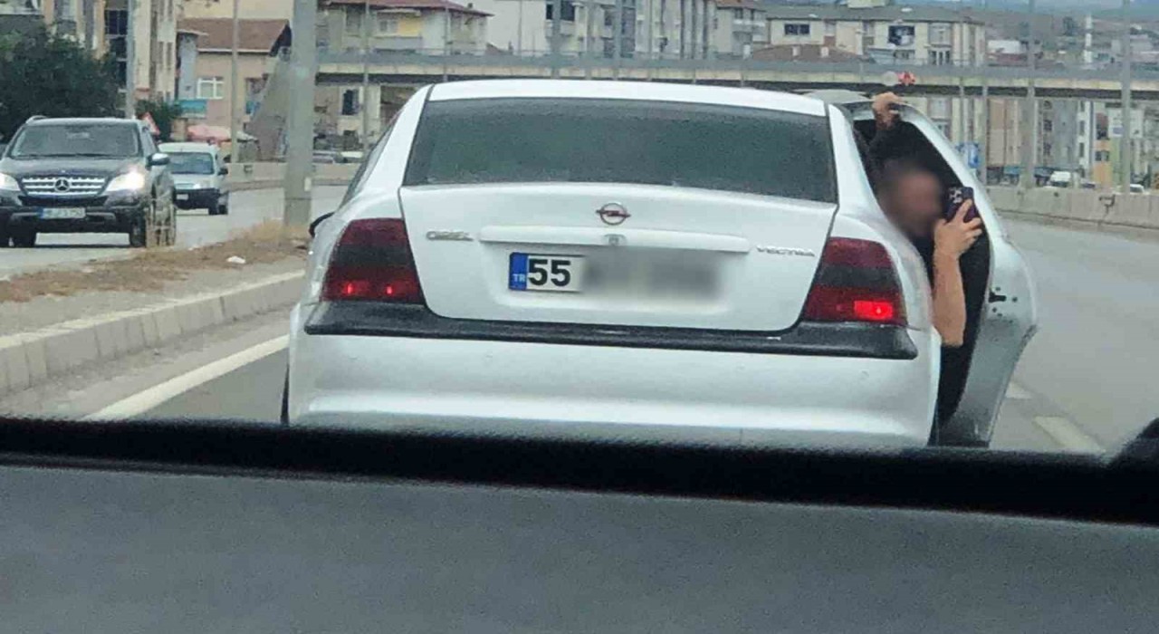Samsunda trafikte tehlikeli yarış: Kapıyı açıp video çektiler