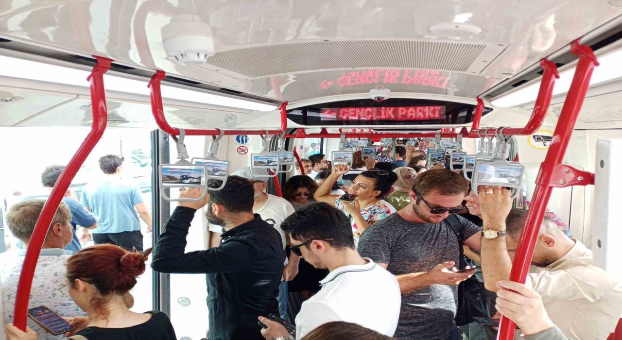 Samsunda tramvaylarda klima problemi: Yolcular yelpazeyle serinledi
