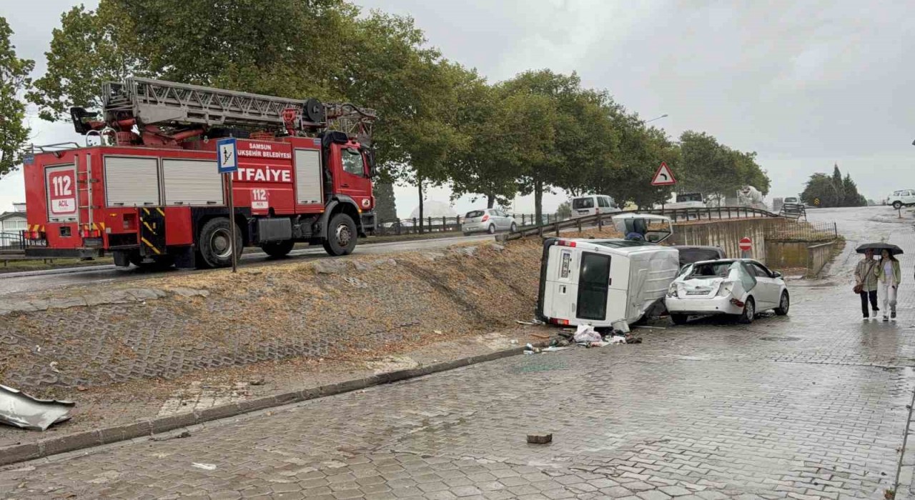 Samsunda yoldan çıkan minibüs iki araca çarparak devrildi