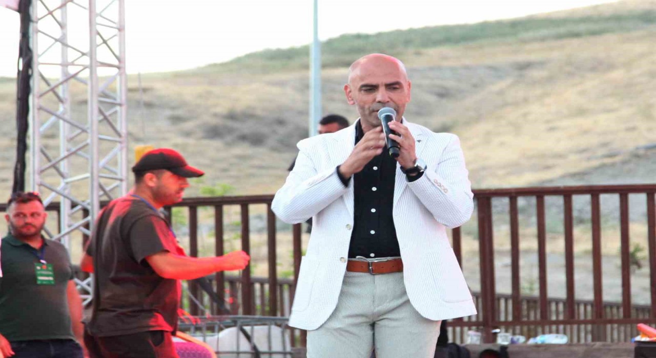 Sanatçı Gürhan Ötünün, Ahlat konseri büyük ilgi gördü