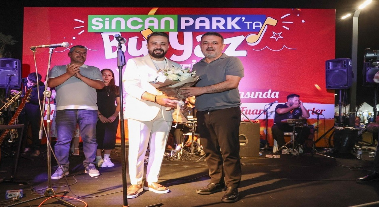 Sanatçı Uğur Karatekin sevilen şarkılarını Sincanlılar için seslendirdi