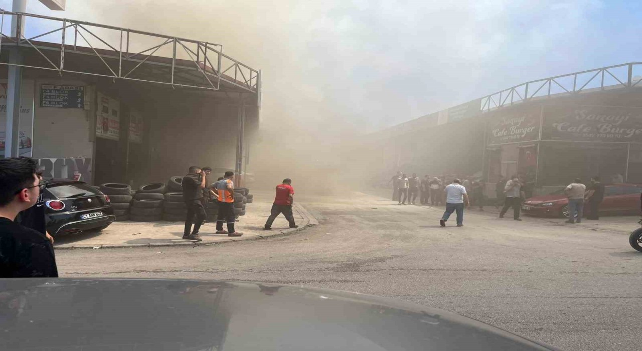 Sanayi sitesinde iş yeri yangını: Siyah dumanlar gökyüzünü kapladı
