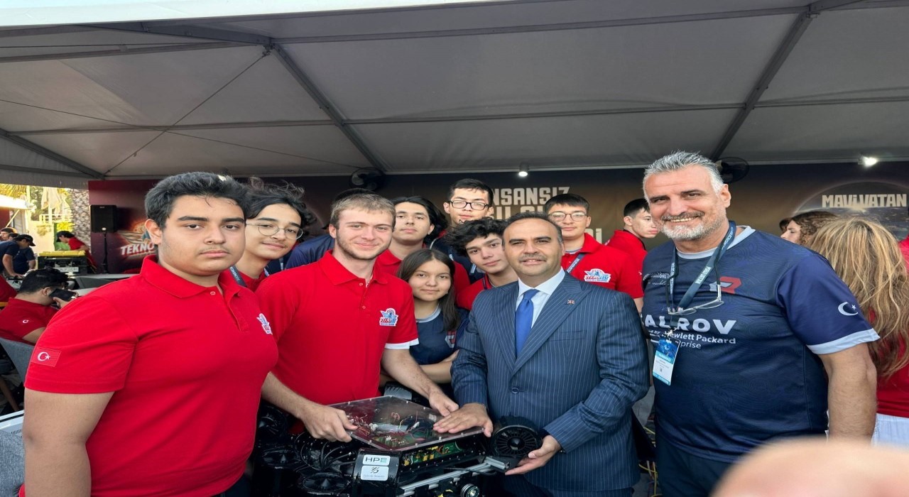 Sanayi ve Teknoloji Bakanı Kacır, TEKNOFESTte Cağaloğlu Anadolu Lisesinin İnsansız Su Altı Takımını  ziyaret etti