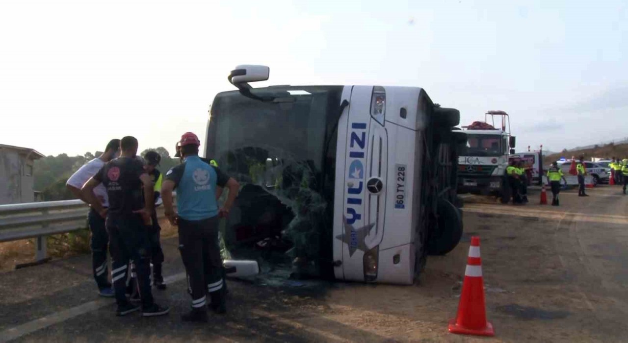 Sancaktepede 3 kişinin hayatını kaybettiği kaza sonrası yolcu otobüsü olay yerinden kaldırıldı
