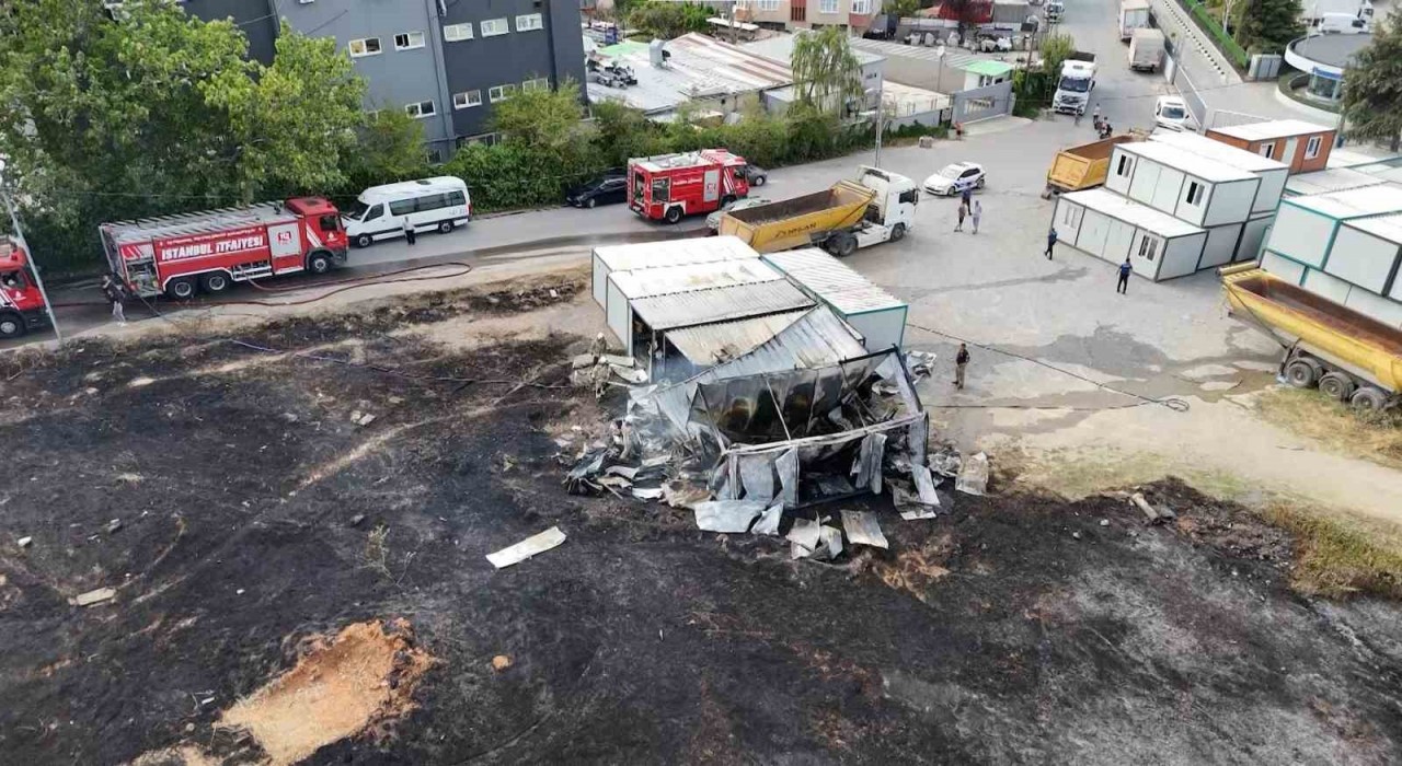 Sancaktepede otluk alandaki yangın inşaat alanına sıçradı