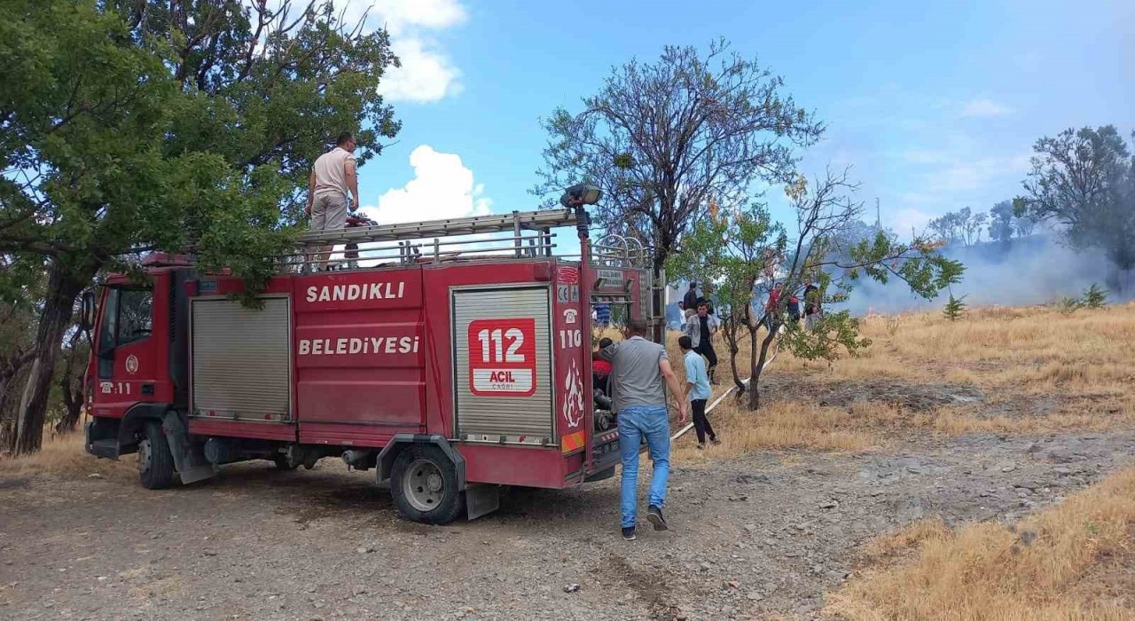 Sandıklıda çıkan ot yangını paniğe neden oldu