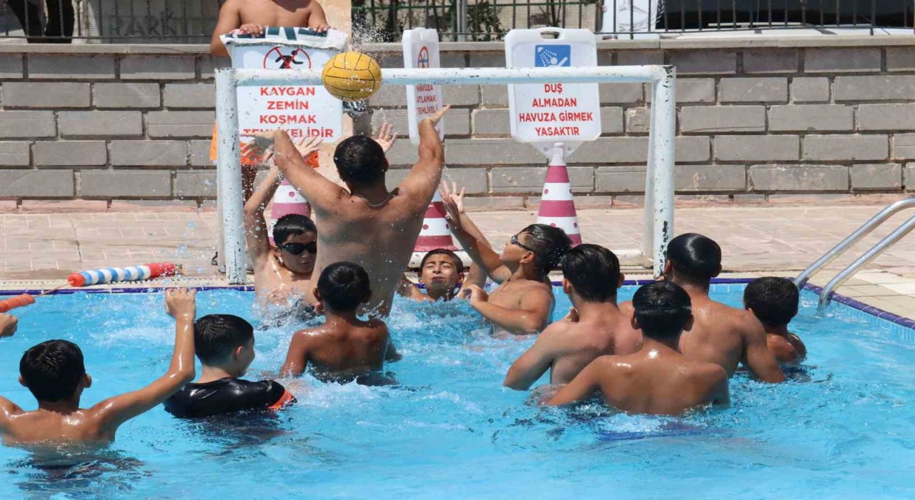 Şanlıurfa Belediyesine ait yüzme havuzlarında hem serinlediler hem eğlendiler