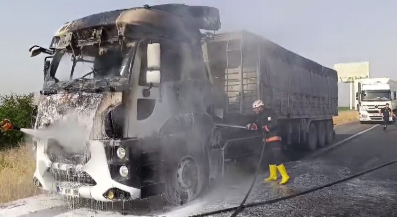 Şanlıurfada alev alan tır kullanılamaz hale geldi