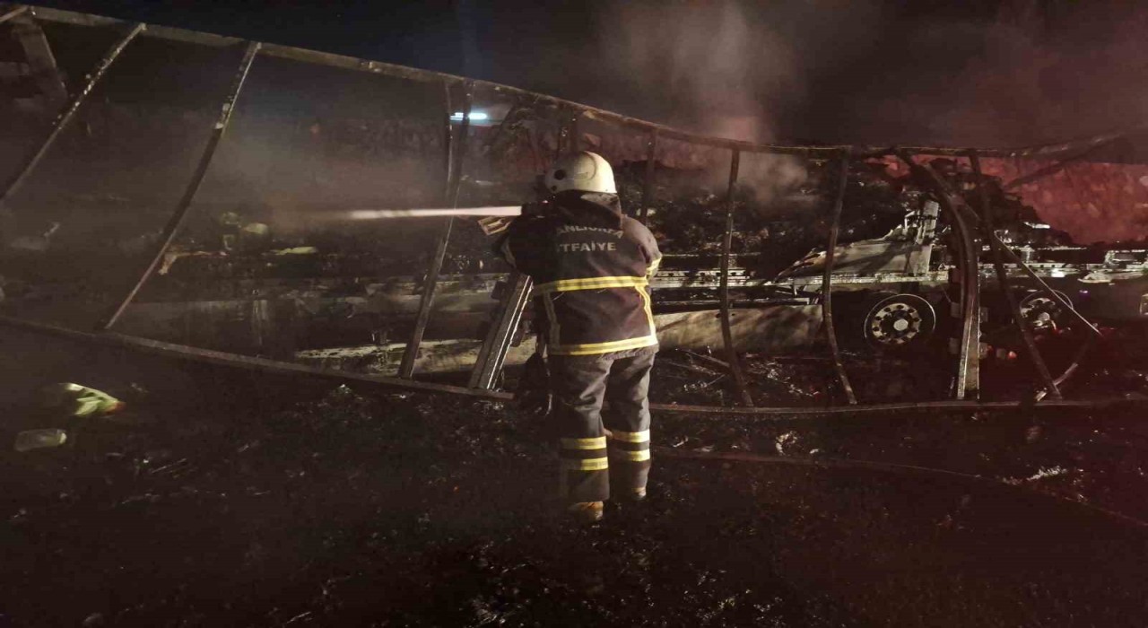 Şanlıurfada alev alev yanan tır hurda yığınına döndü