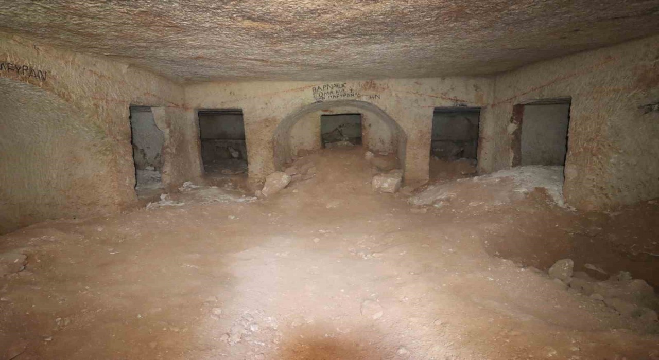 Şanlıurfada bulunan kaya mezarı kayıt altına alındı