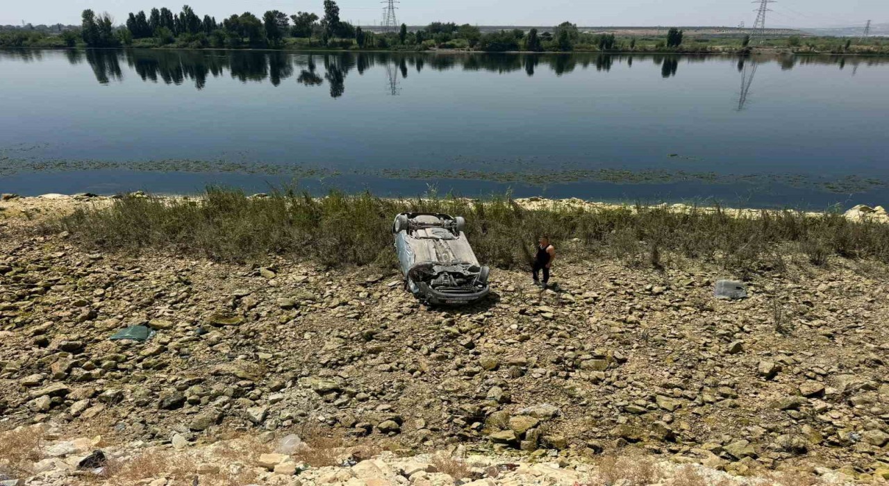 Şanlıurfada otomobil 5 metrelik şarampole devrildi, sürücü yara almadan kurtuldu