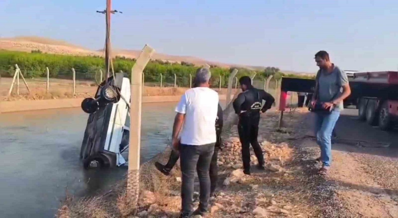 Şanlıurfada otomobil sulama kanalına düştü: 2 kişi kurtarıldı