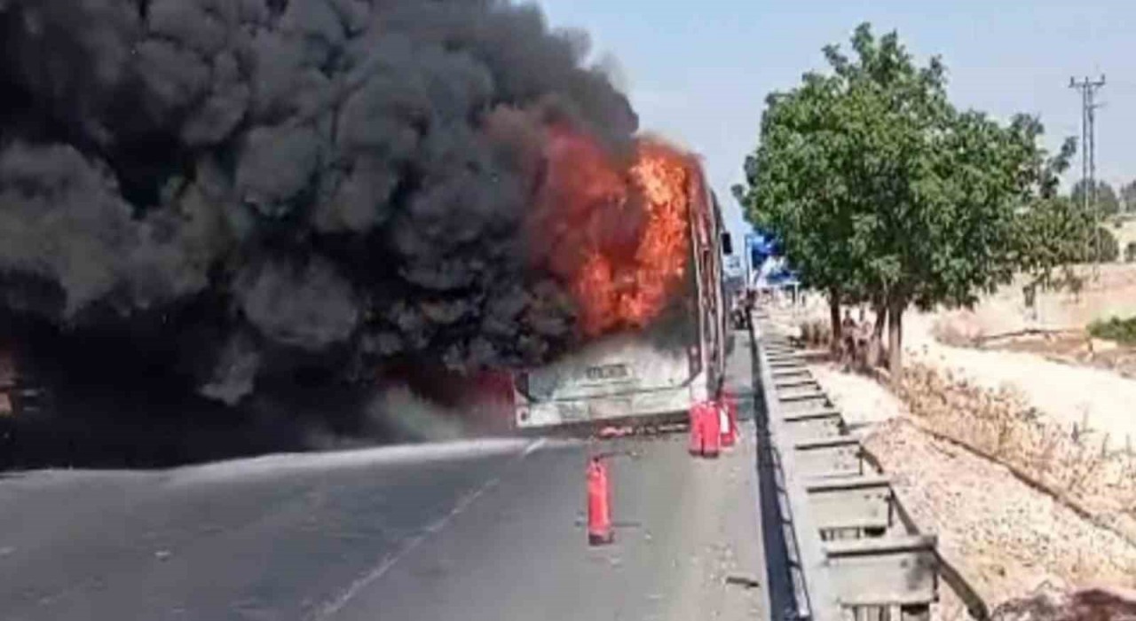 Şanlıurfada şehir içi yolcu otobüsü alev alev yandı