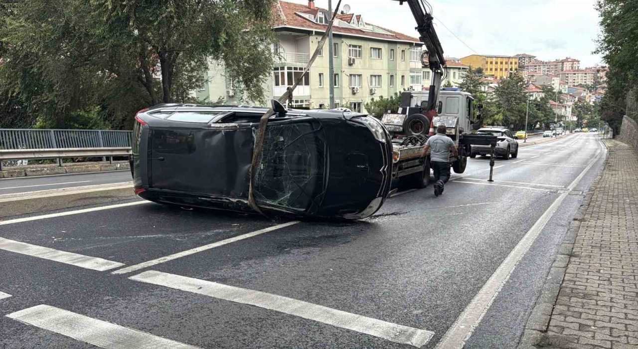 Sarıyerde refüje çarpan araç takla attı: Sürücü yaralandı