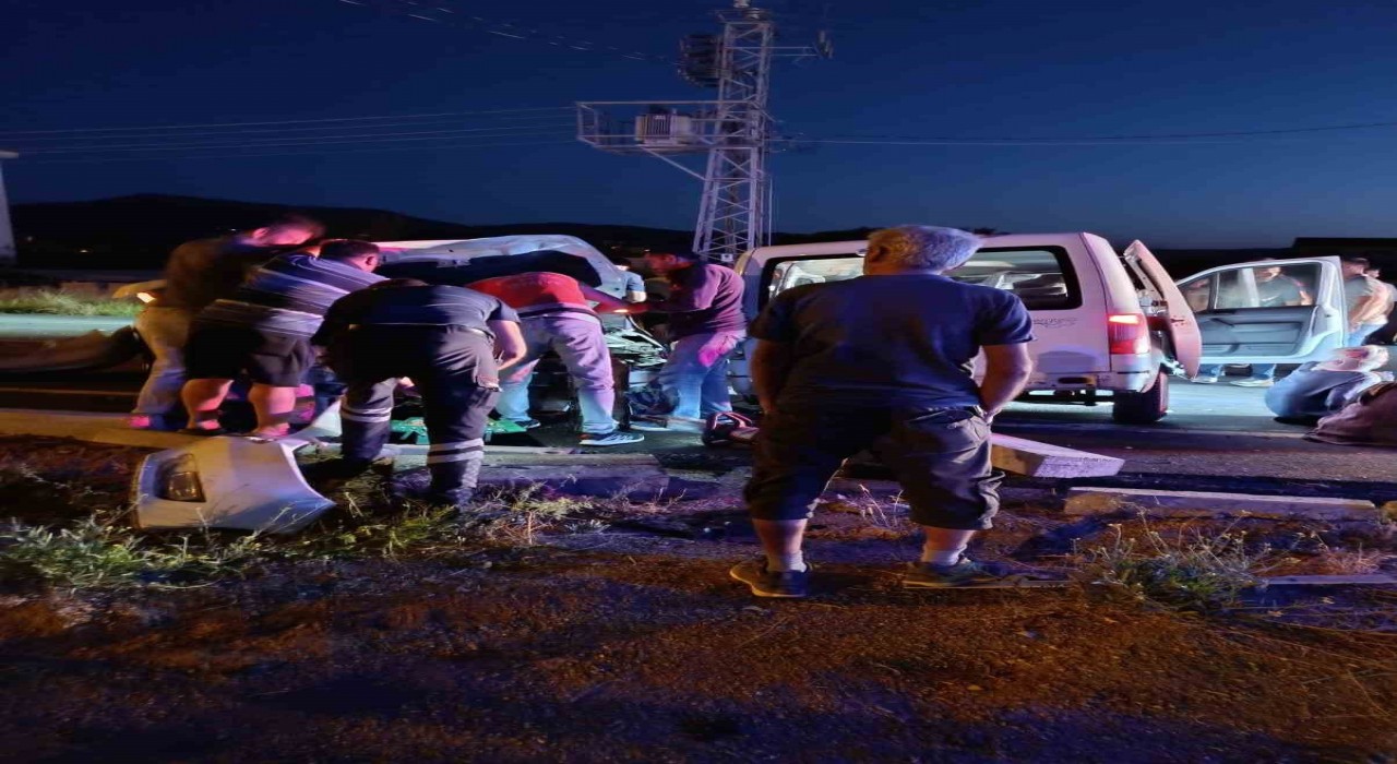 Şarkikaraağaçta hafif ticari araç ile otomobil çarpıştı: 5 yaralı