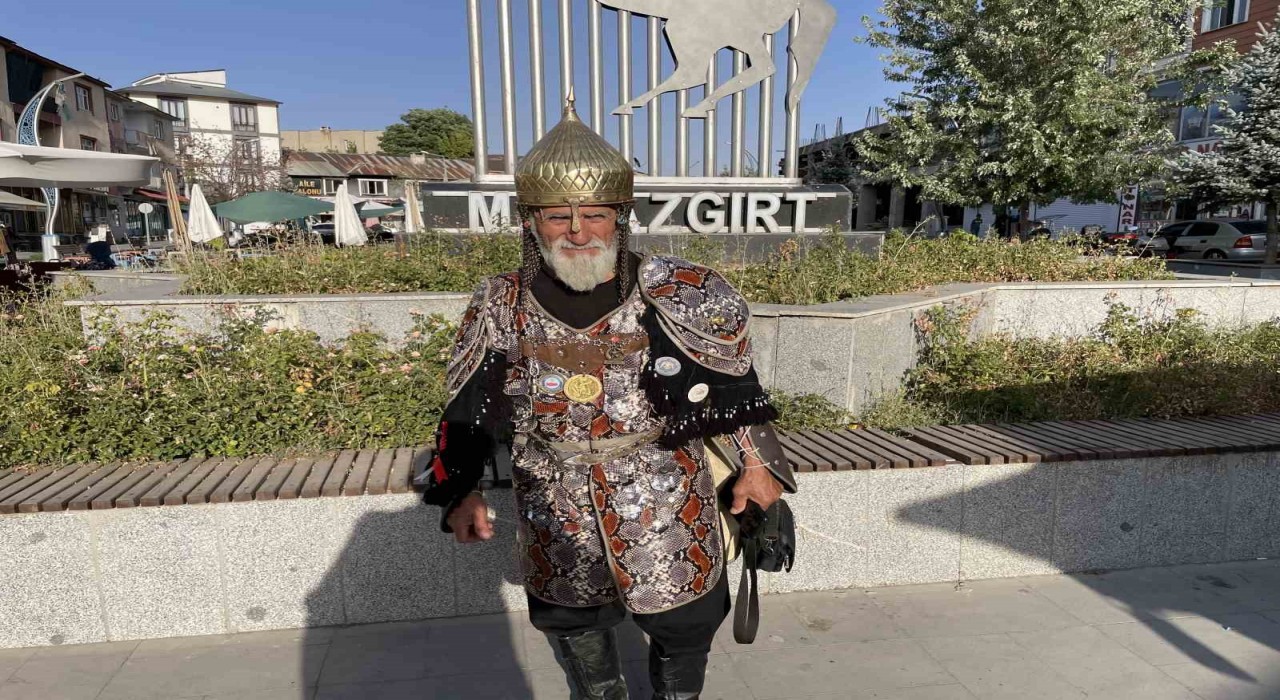 Savaş kıyafetini giydi, Malazgirt Kalesini yeniden fethetti
