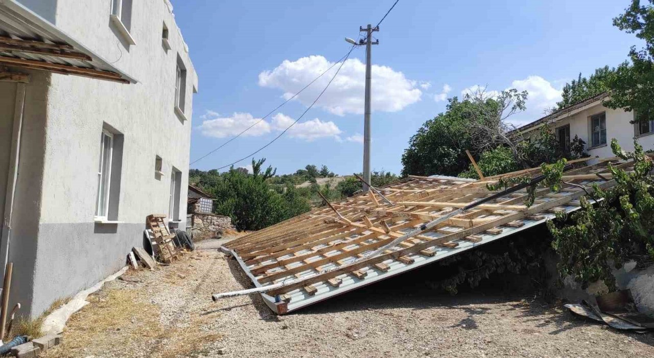 Selendide fırtına çatıları uçurdu