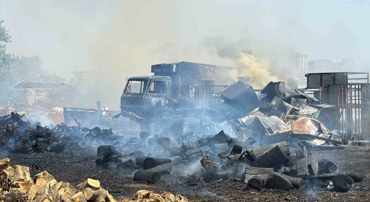 Sera sökümü sırasında spiral kıvılcımlarından çıkan yangın, odun, kamyonet ve atık malzemeleri küle çevirdi