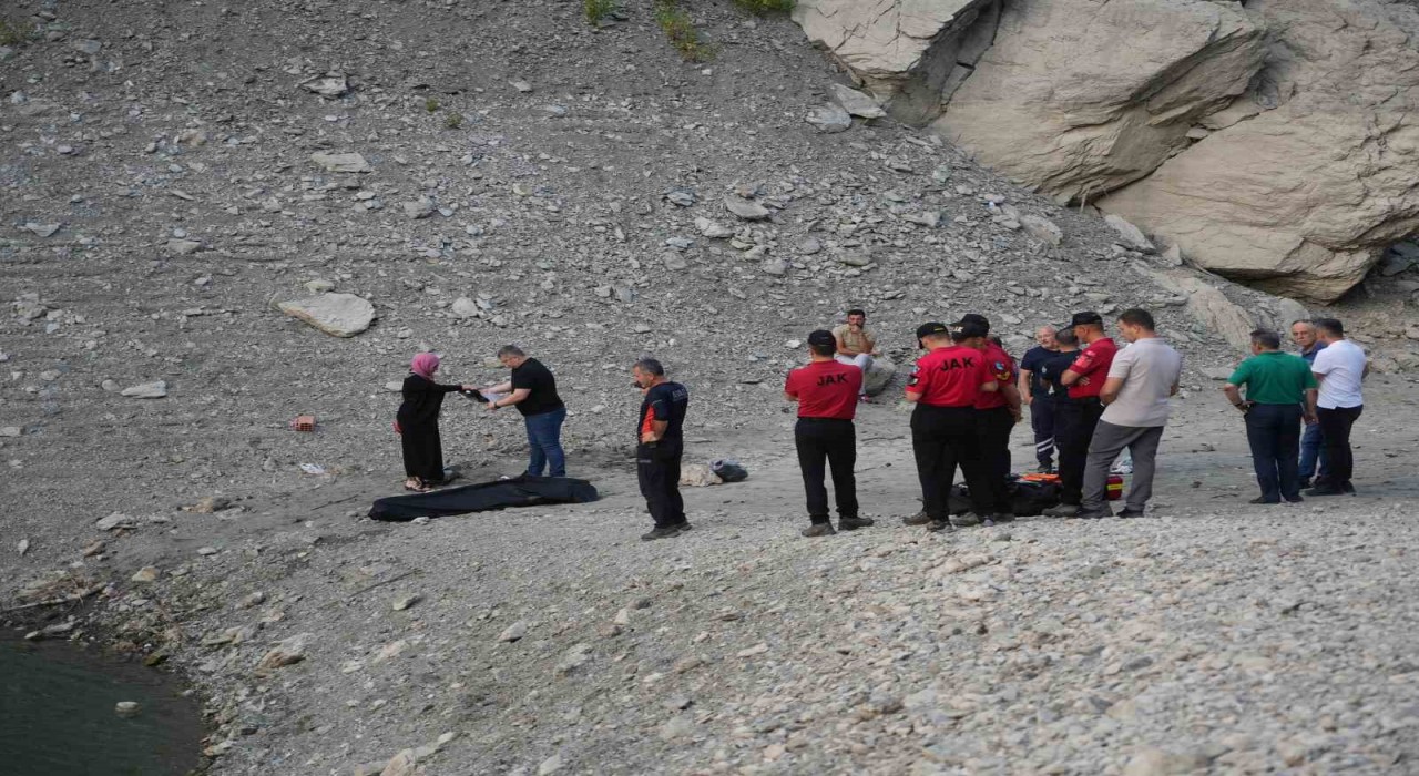 Serinlemek için baraj gölüne giren çocuk boğuldu