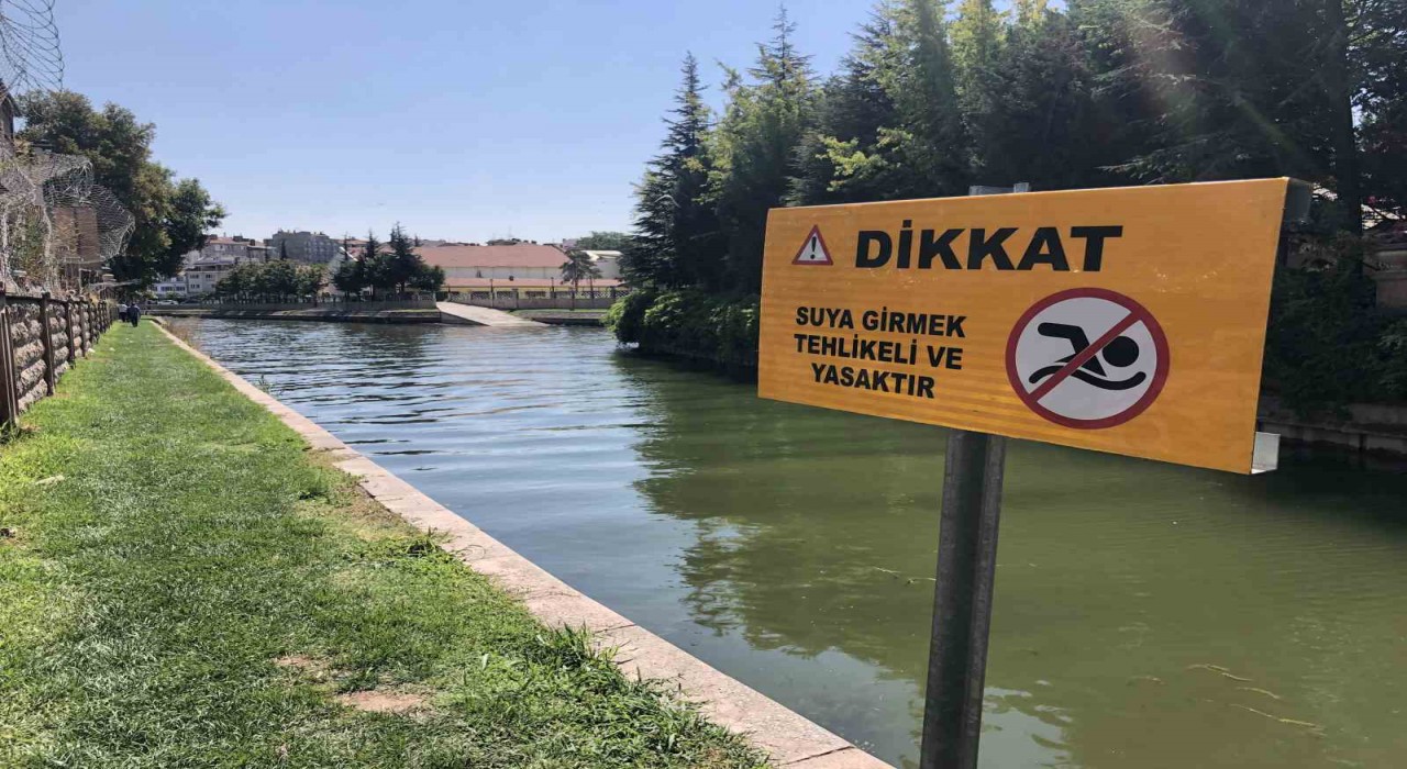 Serinlemek için Porsuk Çayına girdi, zabıta ekipleri tarafından çıkarıldı