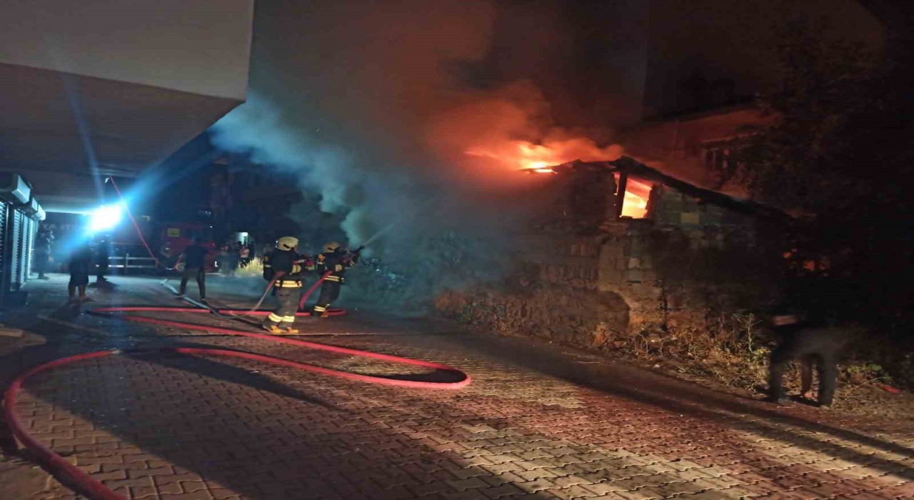 Seydişehirde metruk depoda yangın