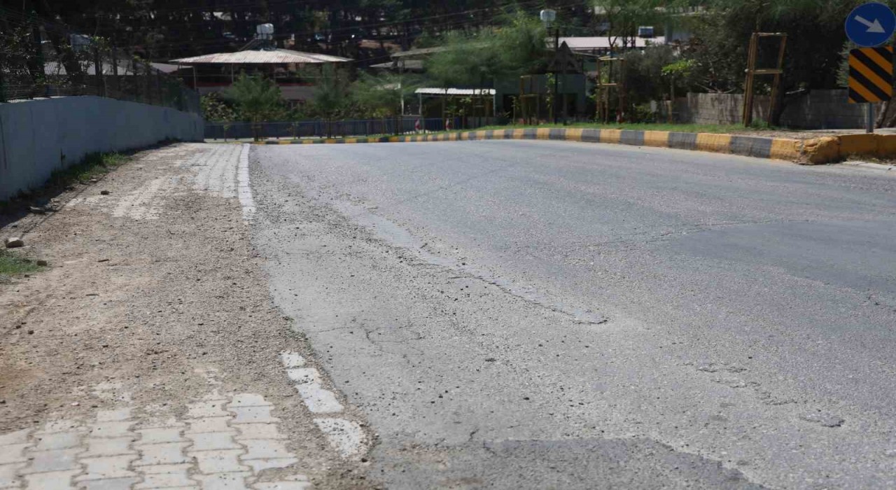Seyir halindeki mikserin yola beton döktüğü anlar kamerada