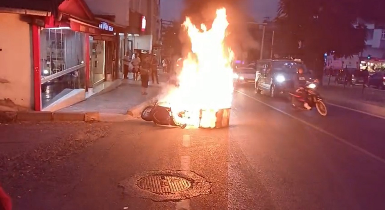Seyir halindeki motosiklet yandı, olay anı güvenlik kamerasında