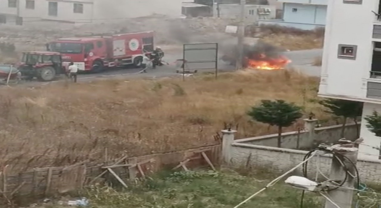 Seyir halindeki otomobil alev aldı: Son anda kurtuldular