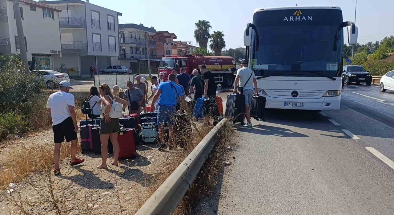 Seyir halindeki tur otobüsü yandı, 43 Polonyalı turist tahliye edildi
