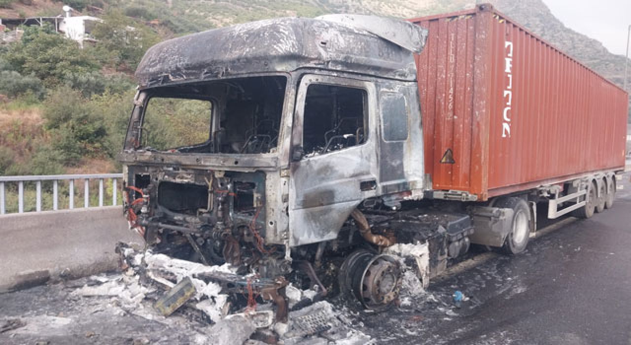 Seyir Halindeyken Alev Alan Tırda Çıkan Yangın Söndürüldü