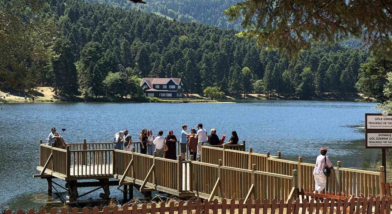 Sıcak havadan bunalan vatandaşlar soluğu Gölcük Tabiat Parkında aldı