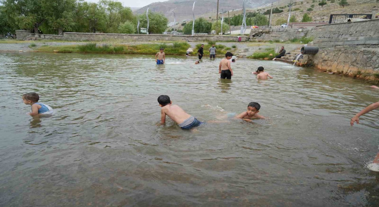 Sıcaktan bunalan çocuklar havuzda serinledi