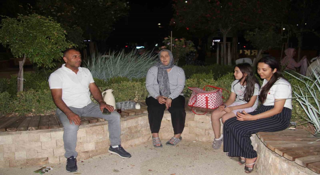 Sıcaktan bunalan vatandaşlar soluğu parklarda aldı