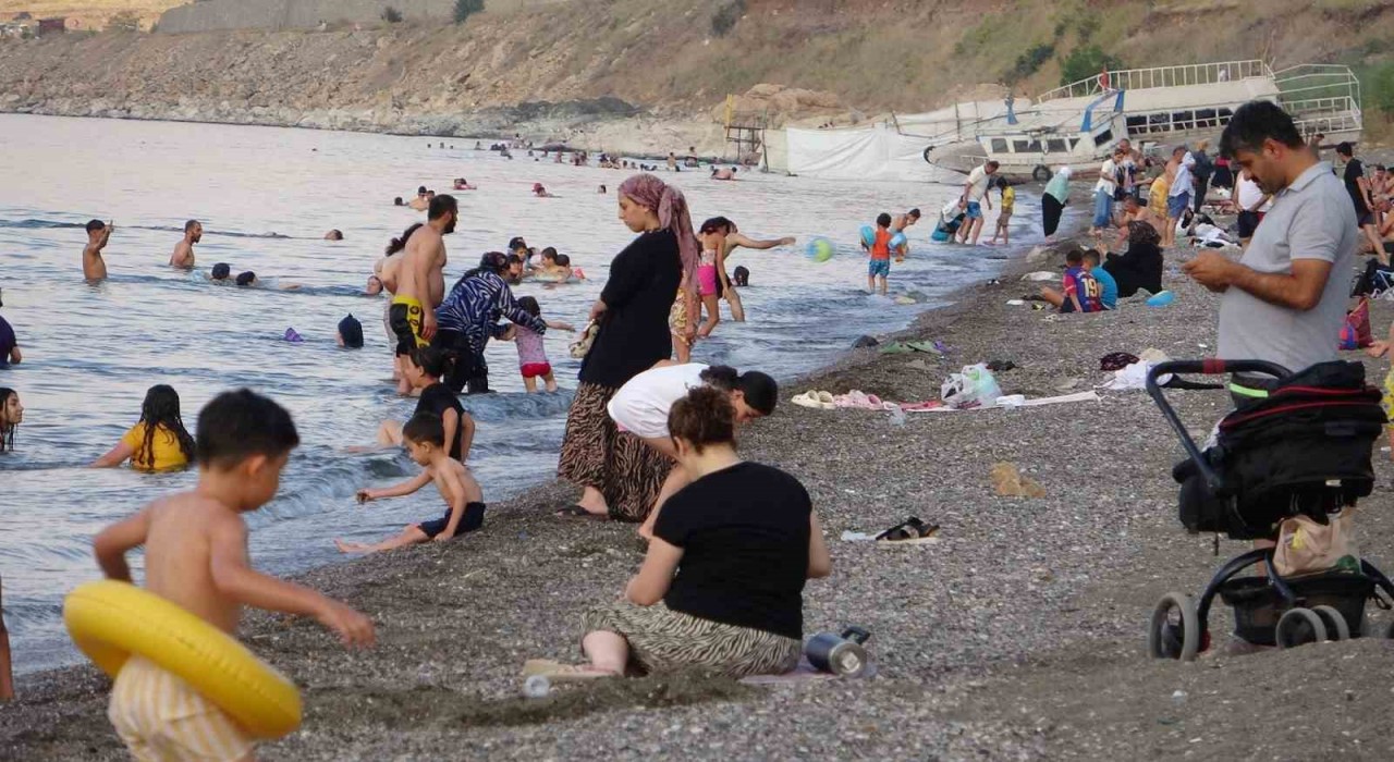 Sıcaktan bunalanlar Van Gölünde yüzerek serinliyor