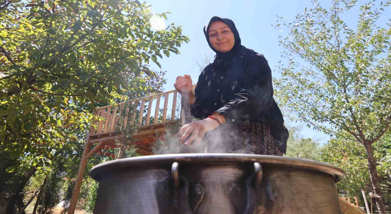 Sigara içenlere doğal çözüm: 7 saat kazanda pişirilen kozalak şurubu