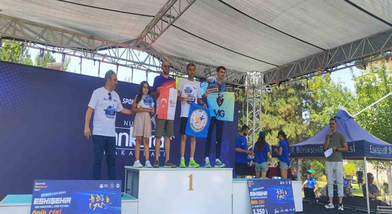 Siirtli sporcu, Eskişehir Yarı Maratonunda kategorisinde birinci oldu