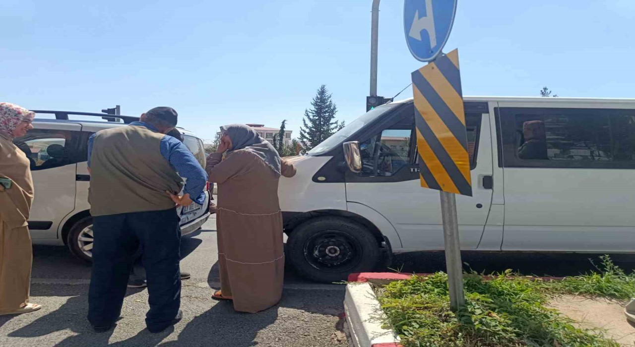 Siirtte maddi hasarlı zincirleme kaza