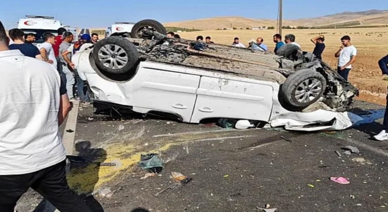 Siirtte refüje çarparak takla atan araç ters döndü: 6 yaralı