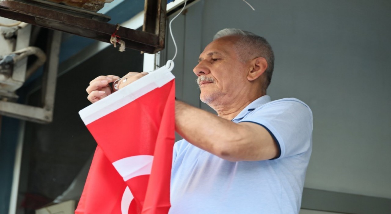 Silivri Belediye Başkanı Bora Balcıoğlunda esnafa 30 Ağustos hediyesi