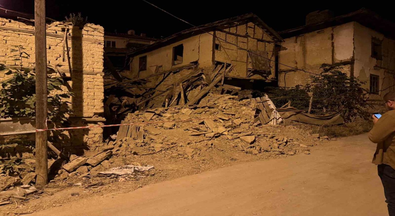 Sındırgı depreminde Hisarcıkta samanlık yıkıldı, belediye hizmet binasının sıvaları döküldü